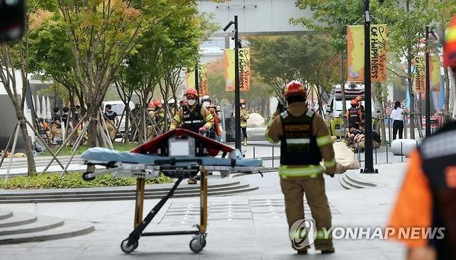 지난 26일 대전 유성구 용산동 현대 프리미엄아울렛 화재로 사상자가 발생한 가운데 119 구급대원들이 실종자 수색을 위해 현장으로 들어가고 있다. ⓒ연합뉴스