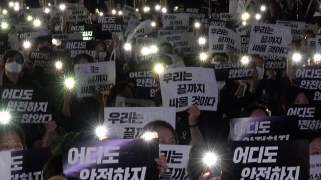 22일 서울 종로구 보신각 앞에서 여성노동연대회의가 주관한 신당역 살인사건 추모 집회에서 참가자들이 구호를 외치고 있다. 이수연 피디