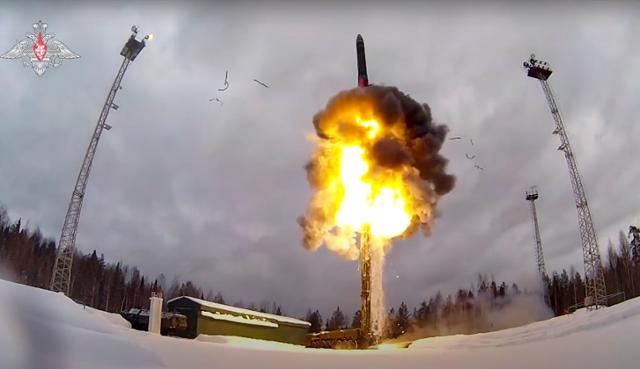 지난 2월 러시아 군사훈련 도중 야르스 대륙간 탄도미사일이 발사되고 있다. AP 연합뉴스