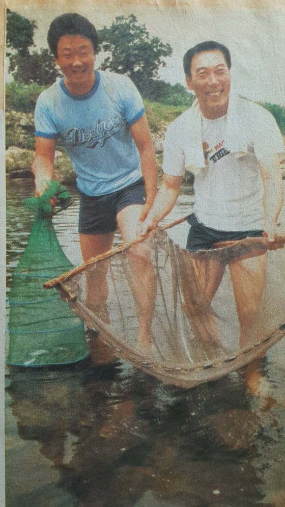 해태 타이거즈 시절 선동열 전 감독이 구단 야유회 행사에서 선배 김봉연과 물놀이를 즐기고 있다. 선동열 전 감독 제공
