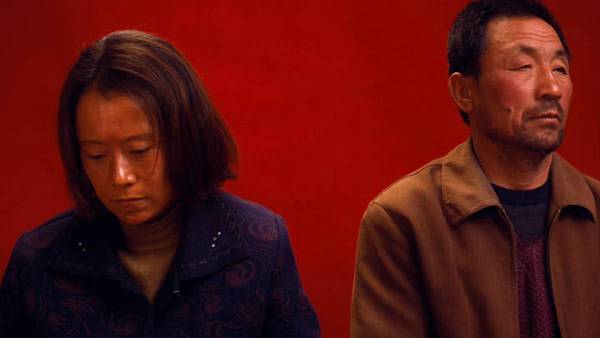 아무래도 하루아침에 강제로 맺어진 인연이다 보니 아직은 거리가 먼 두 사람. (출처 : 웨이보)