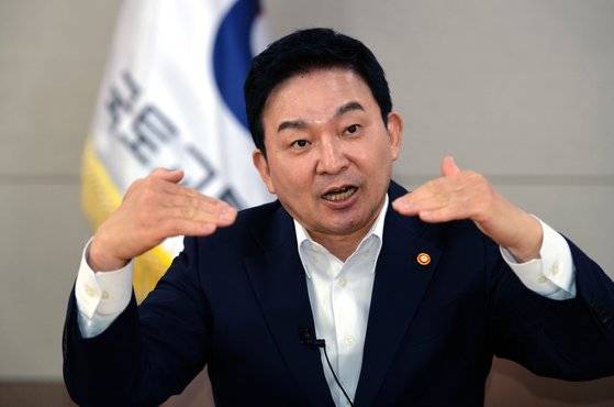 원희룡 국토교통부 장관이 19일 오후 정부세종청사 장관 집무실에서 중앙일보와 단독 인터뷰하고 있다. 프리랜서 김성태