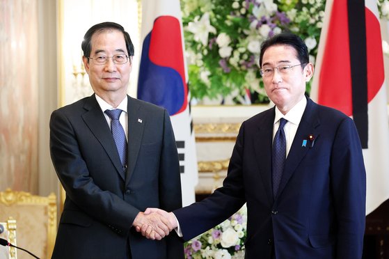 한덕수(왼쪽) 국무총리가 28일 일본 도쿄 아카사카 영빈관에서 기시다 총리와 면담에 앞서 악수를 나누고 있다. 뉴스1