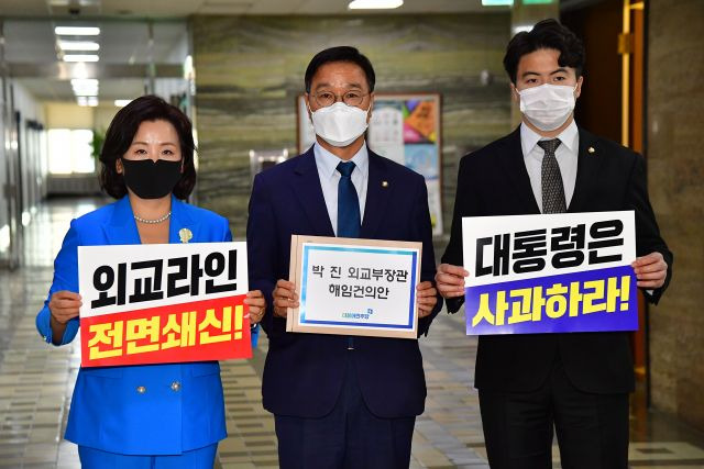 더불어민주당 위성곤 원내정책수석부대표(가운데)와 이수진(왼쪽)·오영환 원내대변인이 27일 국회에서 열린 의원총회를 마친 뒤 박진 외교부 장관 해임안을 들고 의안과로 이동하고 있다.  연합뉴스