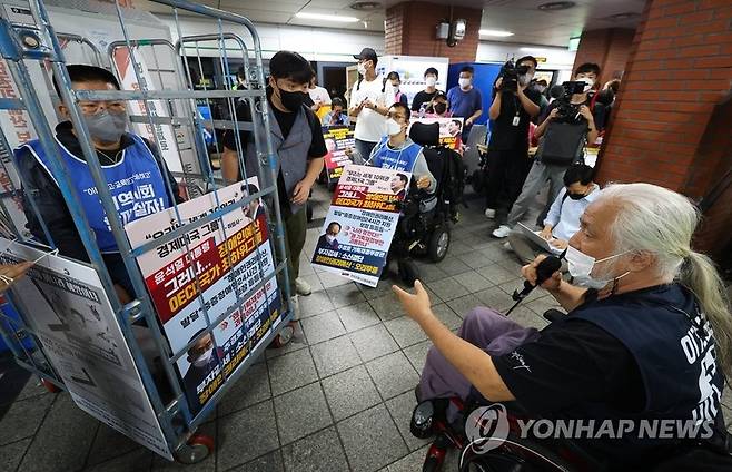 지난19일 전장연, 지하철 탑승 시위 / 사진= 연합뉴스