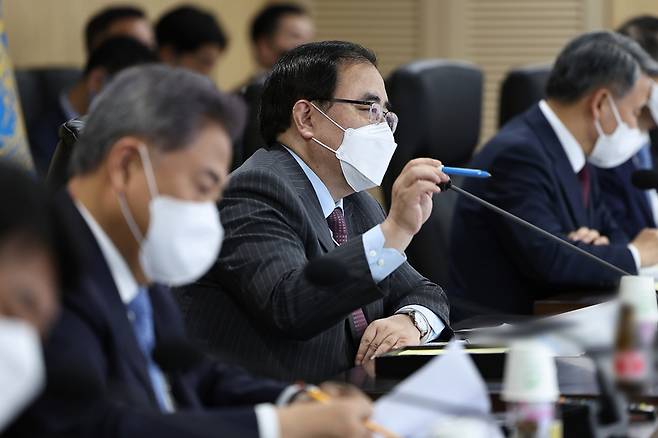 28일 서울 용산 대통령실 청사 국가위기관리센터에서 김성한 국가안보실장이 긴급 국가안전보장회의(NSC) 상임위원회 회의를 주재하고 있다. / 사진 = 대통령실 제공