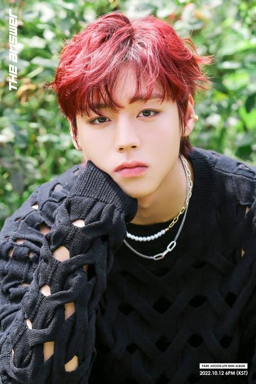 가수 박지훈이 빨간 머리로 변신했다. 사진=마루기획