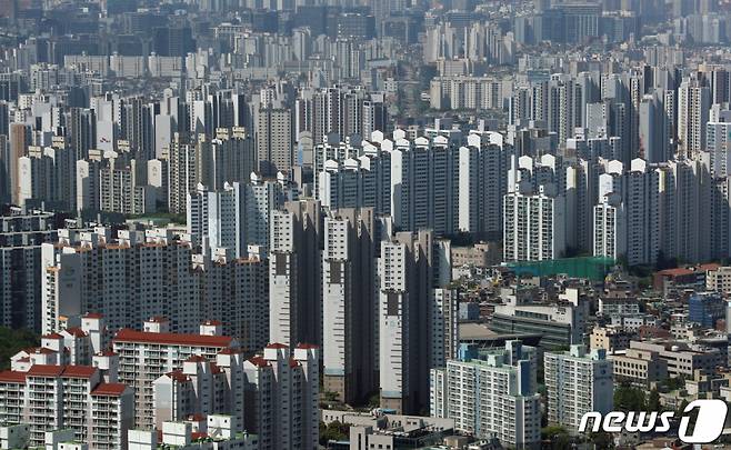 (서울=뉴스1) 신웅수 기자 =사진은 30일 서울 도심의 아파트 단지의 모습. 2021.5.30/뉴스1