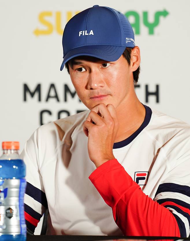 [서울=뉴시스] 조수정 기자 = 한국 테니스 권순우(121위)가 27일 서울 송파구 올림픽공원 테니스코트에서 열린 2022 코리아오픈 남자 단식 1회전(32강)에서 정윤성(426위)을 상대로 세트스코어 2-1로 승리, 16강 진출을 확정지었다. 27일 권순우가 올림픽공원 올림픽홀 미디어센터에서 공식 인터뷰 하고 있다. (사진= 유진투자증권 코리아오픈 대회 조직위원회 제공) 2022.09.27. photo@newsis.com *재판매 및 DB 금지