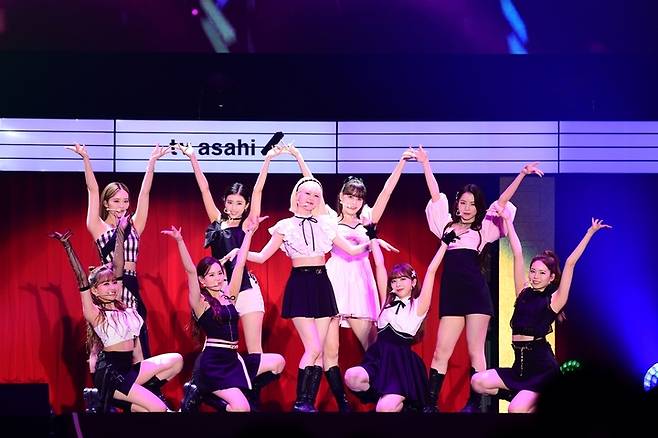 [서울=뉴시스]JYP엔터테인먼트 소속 걸그룹 니쥬(NiziU)가 일본 'TV아사히 드림 페스티벌 2022'에서 공연했다.(사진=TV아사히 제공) 2022.09.28. photo@newsis.com *재판매 및 DB 금지