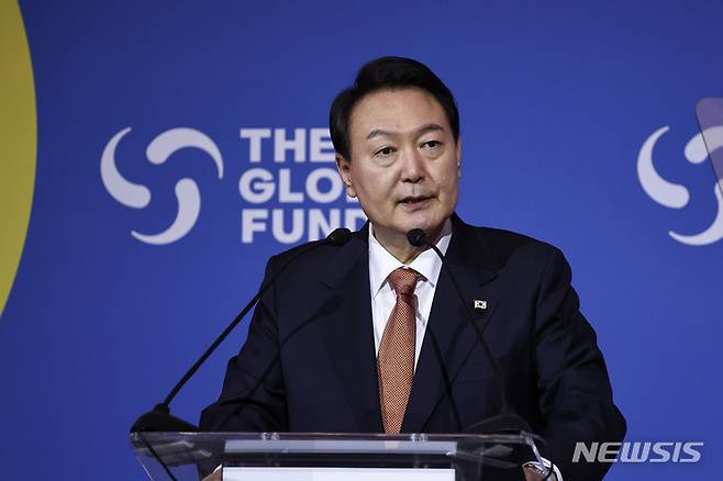 [뉴욕=뉴시스] 홍효식 기자 = 윤석열 대통령이 21일(현지시간) 뉴욕 한 빌딩에서 열린 글로벌펀드 제7차 재정공약회의에서 연설하고 있다. 2022.09.22. yesphoto@newsis.com