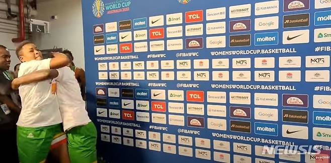 [서울=뉴시스]여자농구 월드컵 말리, 동료끼리 물리적 충돌 (사진 = Sport Klub 유튜브 캡처)