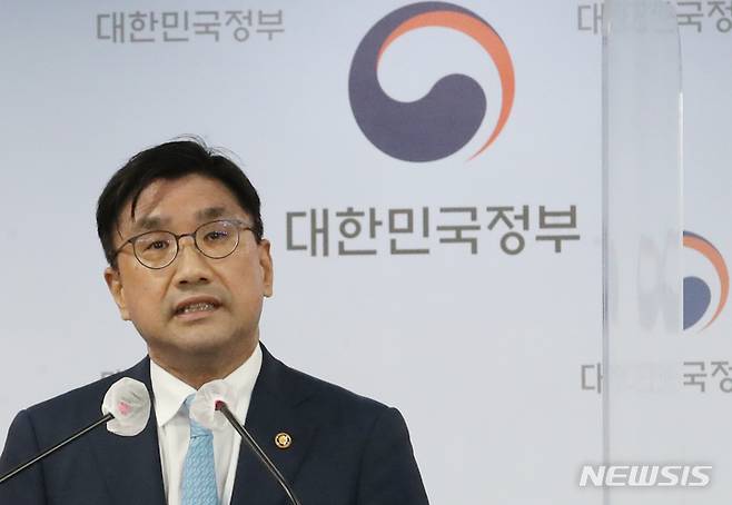 [서울=뉴시스] 김명원 기자 = 주영창 과학기술정보통신부 과학기술혁신본부장이 서울 종로구 정부서울청사에서 R&D 예타 제도 개선 브리핑을 하고 있다. 2022.09.18. kmx1105@newsis.com