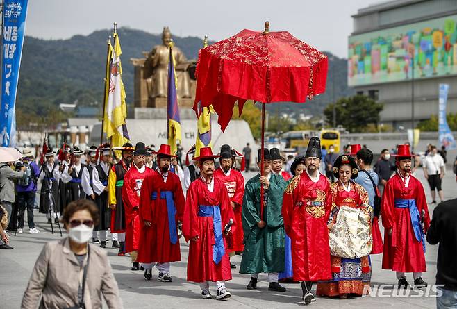 [서울=뉴시스] 정병혁 기자 = 28일 오전 서울 종로구 광화문광장에서 세종대왕 어가행차가 이동하고 있다. 이번 세종대왕 어가행차는 오는 10월 7일 청주에서 열리는 2022 세종대왕과 초정약수축제를 앞두고 진행됐다. 2022.09.28. jhope@newsis.com