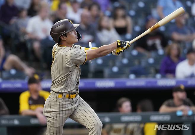 [덴버=AP/뉴시스] 샌디에이고 파드리스의 김하성이 23일(현지시간) 미 콜로라도주 덴버의 쿠어스 필드에서 열린 2022 메이저리그 콜로라도 로키스와의 경기 2회 타석에서 뜬공 아웃되고 있다. 2022.09.24.