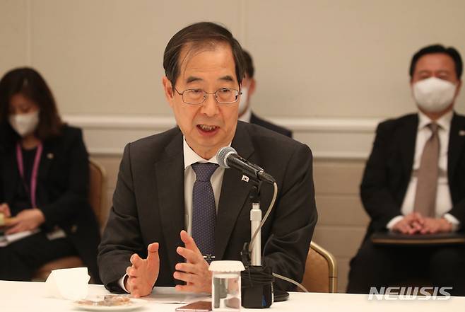 [도쿄=뉴시스] 김명원 기자 = 한덕수 국무총리가 28일 일본 도쿄 제국호텔에서 특파원 및 동행기자단과 한일 총리 면담 등 현안 관련해 기자간담회를 하고 있다. 2022.09.28. kmx1105@newsis.com