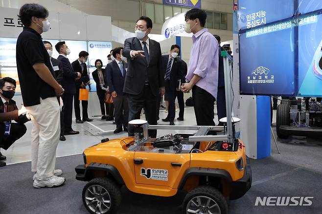 [광주=뉴시스] 윤석열 대통령이 28일 광주 서구 김대중컨벤션센터에서 열린 제8차 비상경제 민생회의에 앞서 인공지능 전시회 '2022 AI TECH+'를 찾아 호남대의 AI 자동차 시연을 관람하고 있다. (사진=대통령실 제공) 2022.09.28. photo@newsis.com