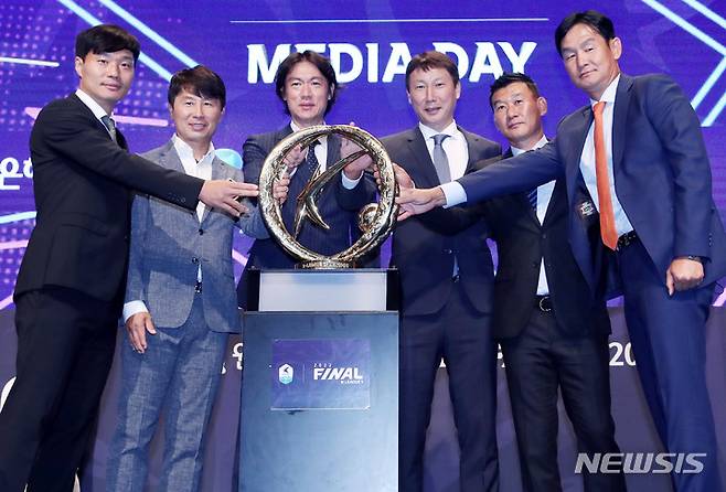 [서울=뉴시스] 김진아 기자 = 28일 서울 마포구 누리꿈스퀘어에서 열린 '하나원큐 K리그1 2022 파이널라운드 미디어데이'에서 6개팀 감독과 선수들이 포즈를 취하고 있다. 왼쪽부터 제주 유나이티드 남기일 감독, 포항 스틸러스 김기동 감독, 울산 현대 홍명보 감독, 전북 현대 모터스 김상식 감독, 인천 유나이티드 조성환 감독, 강원 FC 최용수 감독. 2022.09.28. bluesoda@newsis.com