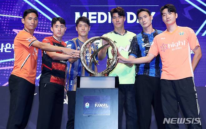 [서울=뉴시스] 김진아 기자 = 28일 서울 마포구 누리꿈스퀘어에서 열린 '하나원큐 K리그1 2022 파이널라운드 미디어데이'에서 6개팀 선수들이 포즈를 취하고 있다. 왼쪽부터 제주 유나이티드 정운, 포항 스틸러스 신진호, 울산 현대 이청용, 전북 현대 모터스 송범근, 인천 유나이티드 오반석, 강원 FC 김동현. 2022.09.28. bluesoda@newsis.com