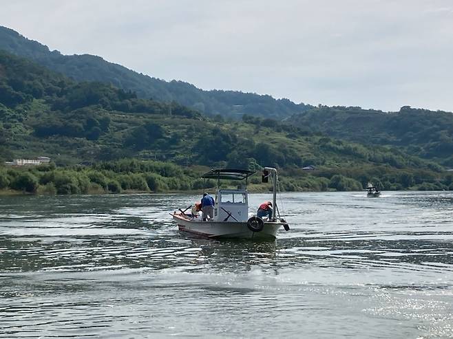 섬진강 상류에 재첩 10t 살포.  *재판매 및 DB 금지