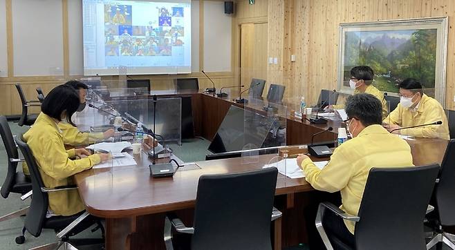 [대전=뉴시스] 28일 임상섭 산림청 차장이 소나무재선충병 방제 긴급 대책회의를 주재하고 있다. *재판매 및 DB 금지