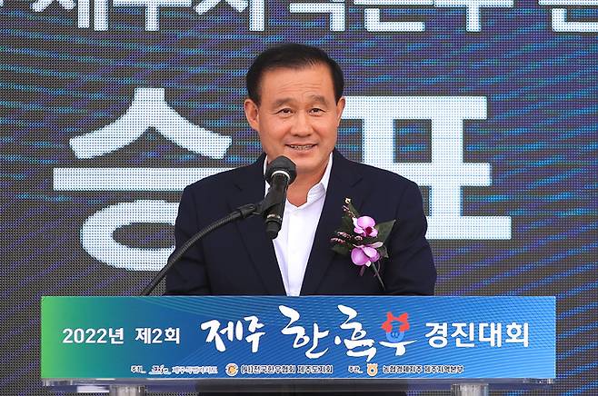 [서귀포=뉴시스] 우장호 기자 = 강승표 제주농협 제주지역본부장이 28일 오전 제주 서귀포시 조랑말체험공원 일원에서 열린 '제2회 제주 한·흑우 경진대회'에서 개회사를 하고 있다. 2022.09.28. woo1223@newsis.com