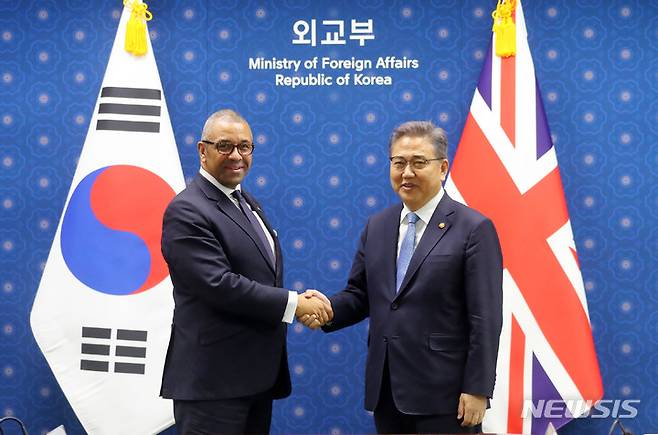 [서울=뉴시스] 배훈식 기자 = 박진(오른쪽) 외교부 장관과 제임스 클레버리 영국 외무장관이 28일 오전 서울 종로구 외교부 청사에서 열린 한-영 외교장관 전략 대화에 앞서 악수하고 있다. 2022.09.28. dahora83@newsis.com