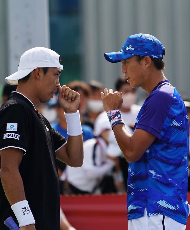[서울=뉴시스] 송민규와 남지성이 28일 서울 송파구 올림픽공원 테니스코트에서 열린 2022 코리아오픈 남자 복식 1회전 로버트 갤러웨이-알렉 로손과의 경기에서 대화하고 있다. (사진=유진투자증권 코리아오픈대회 조직위원회 제공) 2022.09.28. photo@newsis.com *재판매 및 DB 금지