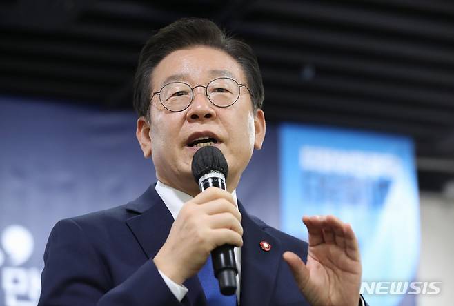 [제주=뉴시스] 우장호 기자 = 이재명 더불어민주당 대표가 28일 오후 제주시 용담동 제주미래컨벤션센터에서 열린 제4회 제주 편 '더 나은 민주당 만들기' 타운홀 미팅에 참석해 발언하고 있다. 2022.09.28. woo1223@newsis.com