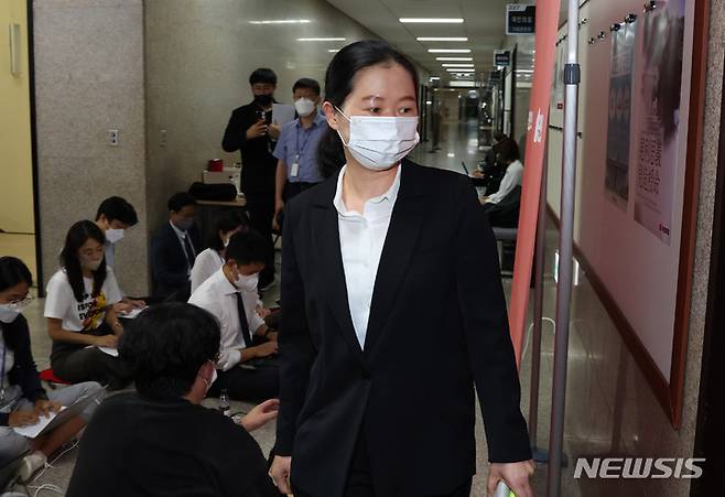 [서울=뉴시스] 최진석 기자 = 권은희 국민의힘 의원이 28일 오후 서울 여의도 국회에서 열린 윤리위원회에 출석하고 있다. (공동취재사진) 2022.09.28. photo@newsis.com