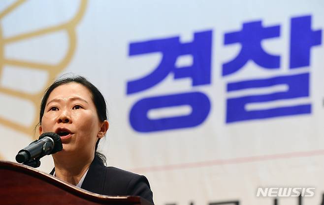 [서울=뉴시스] 김선웅 기자 = 권은희 국민의힘 의원이 지난달 15일 국회 의원회관에서 열린 경찰국 신설에 대한 국회 대응방안 공청회에서 인사말을 하고 있다. (공동취재사진) 2022.08.15. photo@newsis.com