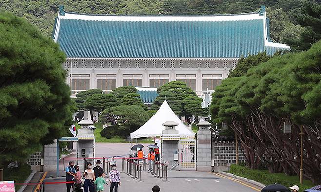 지난 8월 17일 서울 종로구 청와대 본관을 시민들이 둘러보고 있다. 뉴시스