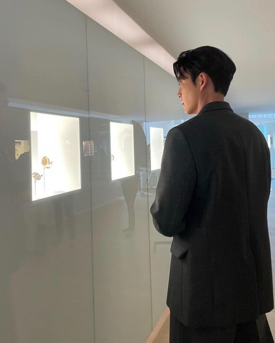 Kim Woo-bin released several photos on his 28th day without any phrases through his instagram.The photo showed Kim Woo-bin watching the exhibition in all black suits, and fans were thrilled by Kim Woo-bins svelte and wide shoulders.In another photo, he revealed his face on the glass and told him about his recent situation.Meanwhile, Kim Woo-bin has been in public with Actor Shin Min-a since 2015. The two have been interested in the TVN drama Our Blues, which last June.
