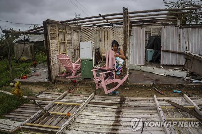 허리케인 이언이 휩쓸고 지나간 쿠바 (피나르 델 리오 AP=연합뉴스) 27일 허리케인 이언이 휩쓸고 지나간 쿠바 피나르 델 리오 지역에서 주민이 파괴된 집을 둘러보고 있다. 2022.9.28