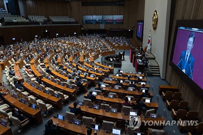 교섭단체 대표연설하는 이재명 대표 (서울=연합뉴스) 하사헌 기자 = 더불어민주당 이재명 대표가 28일 서울 여의도 국회에서 열린 본회의에서 교섭단체 대표연설을 하고 있다. 2022.9.28 [국회사진기자단] toadboy@yna.co.kr