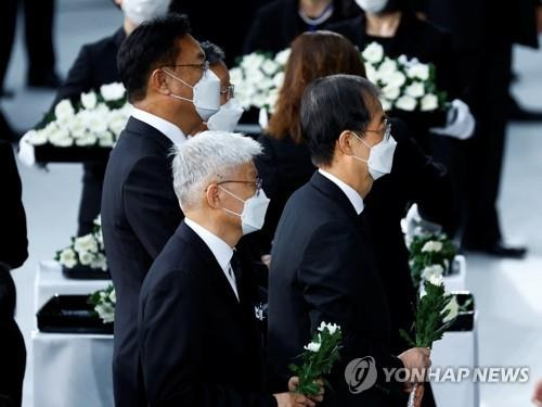 (도쿄 로이터=연합뉴스) 한덕수 총리(오른쪽)가 27일 아베 신조 전 일본 총리의 국장이 열린 도쿄 부도칸에서 헌화하기 위해 기다리고 있다. 2022.09.27