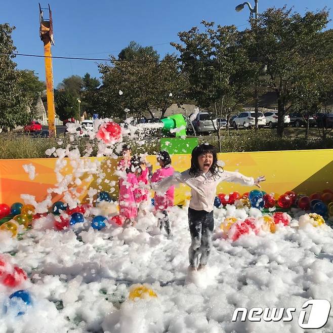 12일 홍삼축제가 열리고 있는 전북 진안군 북부 마이산에서 어린이들이 '홍삼버블버블'을 즐기고 있다.(진안군제공)/뉴스1