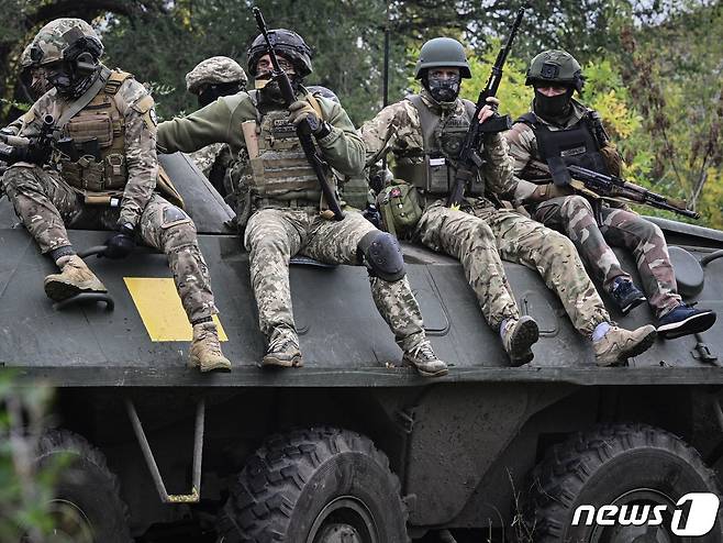 28일 (현지시간) 러시아의 침공 속 우크라이나 크리비리크에서 병사들이 장갑차를 타고 훈련을 하고 있다. ⓒ AFP=뉴스1 ⓒ News1 우동명 기자