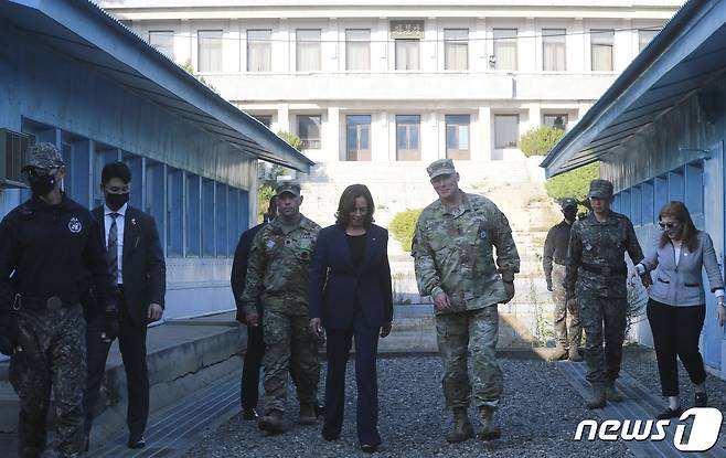 카멀라 해리스 미국 부통령이 29일 오후 경기 파주시 판문점을 찾아 둘러보고 있다. 2022.9.29/뉴스1 ⓒ News1 사진공동취재단