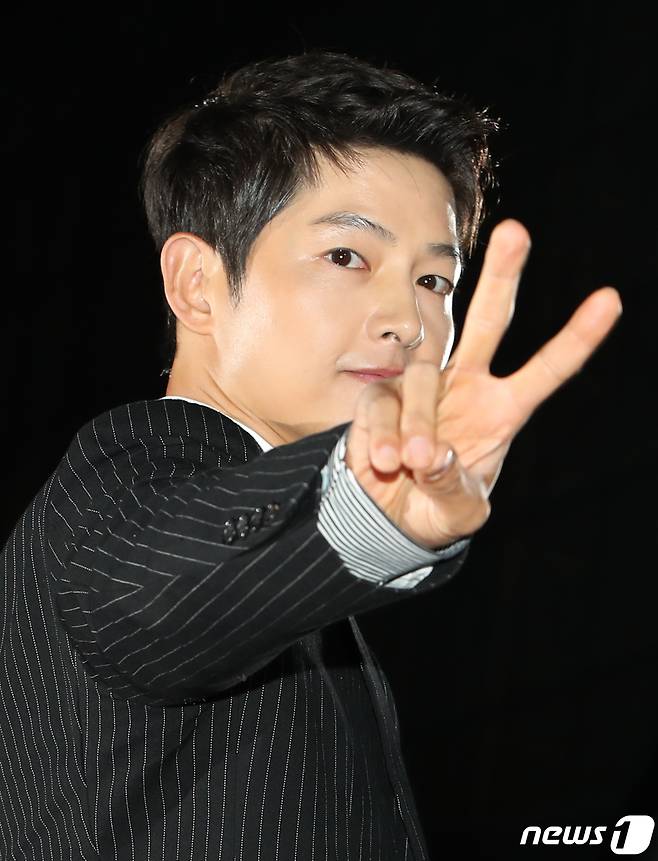 배우 송중기가 29일 오후 경기도 고양시 일산 킨텍스에서 열린 ‘2022 APAN STAR AWARDS’에서 레드카펫을 밟으며 브이를 그리고 있다. ⓒ News1 권현진 기자