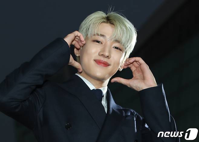 배우 박재찬이 29일 오후 경기도 고양시 일산 킨텍스에서 열린 ‘2022 APAN STAR AWARDS’에서 레드카펫을 밟으며 볼 하트를 그리고 있다. ⓒ News1 권현진 기자