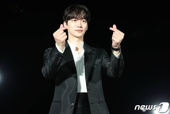 배우 이준호가 29일 오후 경기도 고양시 일산 킨텍스에서 열린 ‘2022 APAN STAR AWARDS’에서 하트를 그리고 있다. ⓒ News1 권현진 기자