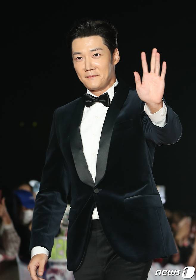 배우 최진혁이 29일 오후 경기도 고양시 일산 킨텍스에서 열린 ‘2022 APAN STAR AWARDS’에서 손 인사를 하고 있다. ⓒ News1 권현진 기자