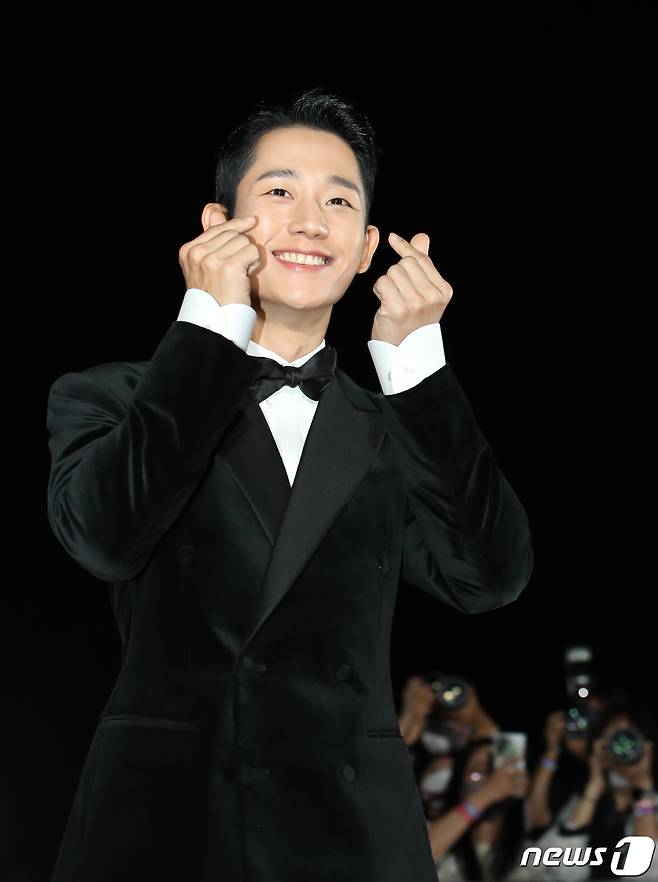 배우 정해인이 29일 오후 경기도 고양시 일산 킨텍스에서 열린 ‘2022 APAN STAR AWARDS’에서 근사한 손 하트로 팬심을 녹이고 있다. ⓒ News1 권현진 기자