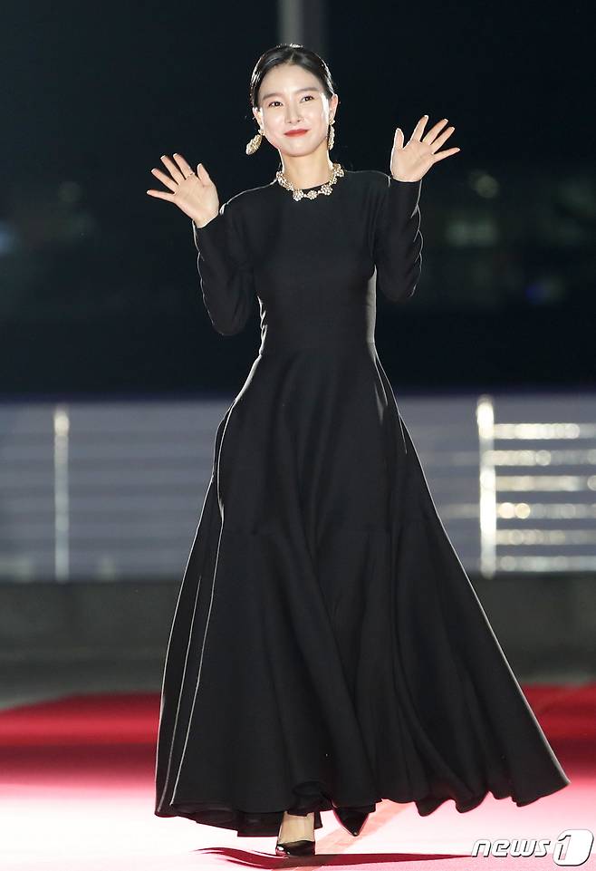 배우 김소은이 29일 오후 경기도 고양시 일산 킨텍스에서 열린 ‘2022 APAN STAR AWARDS’에서 손 인사를 하고 있다. 2022.9.29/뉴스1 ⓒ News1 권현진 기자