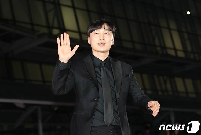 배우 서현우가 29일 오후 경기도 고양시 일산 킨텍스에서 열린 ‘2022 APAN STAR AWARDS’에서 근사한 손 인사를 하고 있다. ⓒ News1 권현진 기자