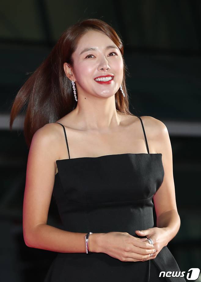 배우 소이현이 29일 오후 경기도 고양시 일산 킨텍스에서 열린 ‘2022 APAN STAR AWARDS’에서 레드카펫을 밟고 있다.  ⓒ News1 권현진 기자