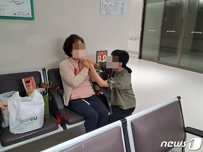 대전 현대 아울렛 화재에서 구조된 박씨의 어머니가 중환자실 앞에서 기자의 손을 꼭 잡고있다. /뉴스1 최일 기자