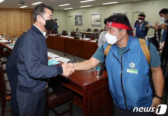 29일 오후 부산 금정구 노포차량기지에서 부산지하철 노조가 부산교통공사 측과 막판 교섭에서 임금 인상안에 합의 한 뒤 한문희 부산교통공사 사장(왼쪽)과 악수를 나누고 있다. 양측은 임금 1.4% 인상안으로 협상을 잠정 타결했다. 2022.9.29/뉴스1 ⓒ News1 김영훈 기자