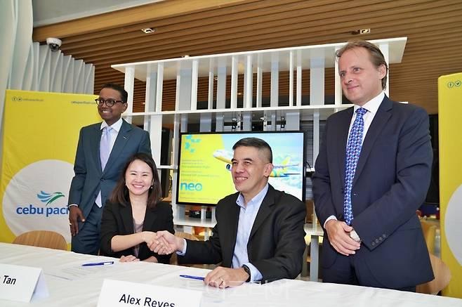 세부퍼시픽과 쉘의 업무 협약식(MOU). (사진 왼쪽부터) Anand Stanley, President Airbus Asia-Pacific; Doris Tan, Head of Shell Aviation Asia Pacific & Middle East; Alex Reyes, Chief Strategy Officer, Cebu Pacific; Javier Massot, Chief Operations Officer, Cebu Pacific